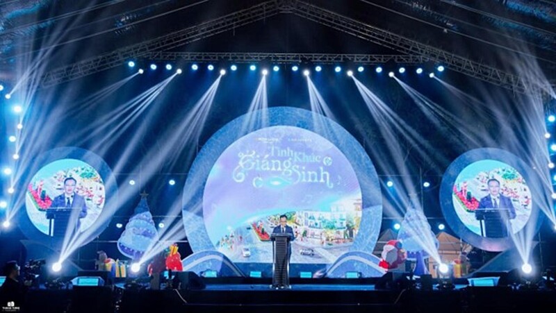 Ông Vũ Văn Tuyên đại diện ROX Living cảm ơn các nghệ sĩ, đặc biệt là sự tham gia của cộng đồng cư dân đã góp phần làm nên một đêm lễ hội tuyệt vời và đáng nhớ.