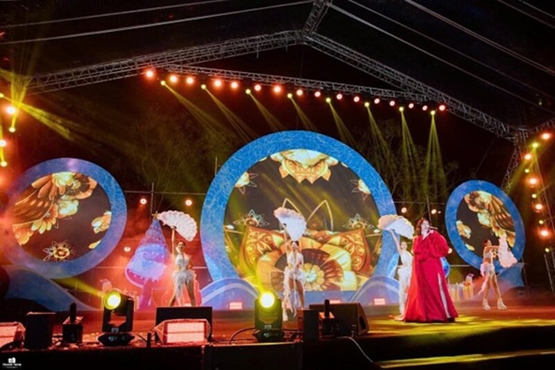 Các tiết mục tạo thành bức tranh lễ hội đa màu sắc và giàu cảm xúc.