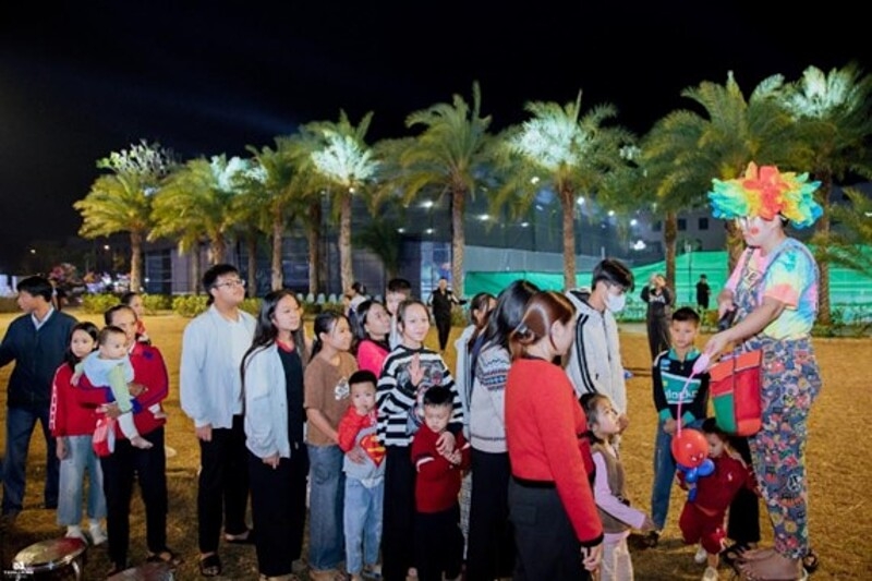 Các em nhỏ thích thú với những bộ môn nghệ thuật đường phố.