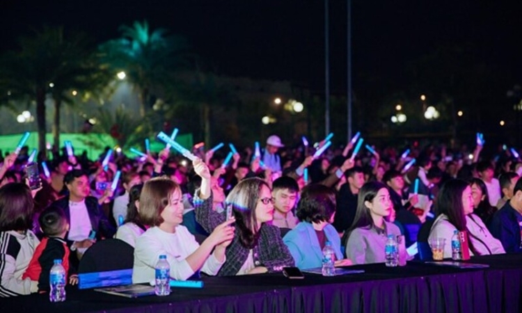 Âm nhạc kết nối cộng đồng trong đêm Giáng sinh ở ROX Living Aquamarine Diễn Châu