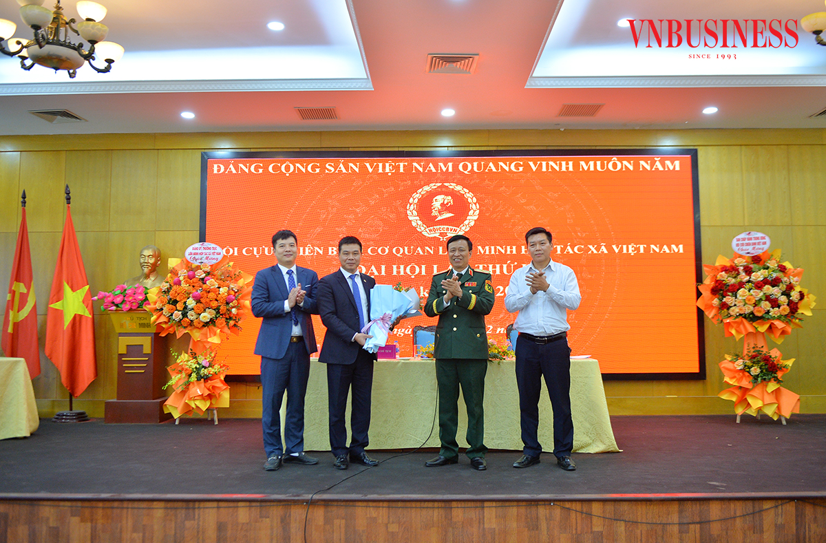 Thiếu tướng Nguyễn Tiến Thắng tặng hoa chúc mừng Ban chấp hành Hội Cựu chiến binh cơ quan Liên minh HTX Việt Nam khóa mới.