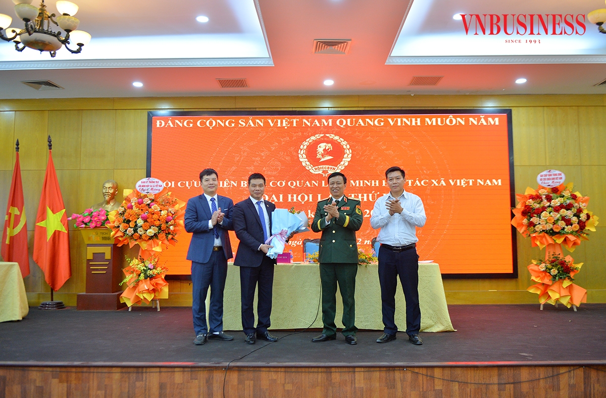 Thiếu tướng Nguyễn Tiến Thắng tặng hoa chúc mừng Ban chấp hành Hội Cựu chiến binh cơ quan Liên minh HTX Việt Nam khóa mới.