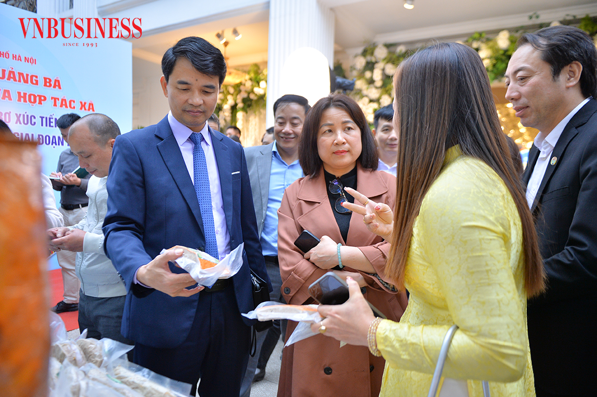 Lãnh đạo Liên minh HTX Việt Nam và các đại biểu tham quan khu trưng bày và giới thiệu sản phẩm của các HTX.