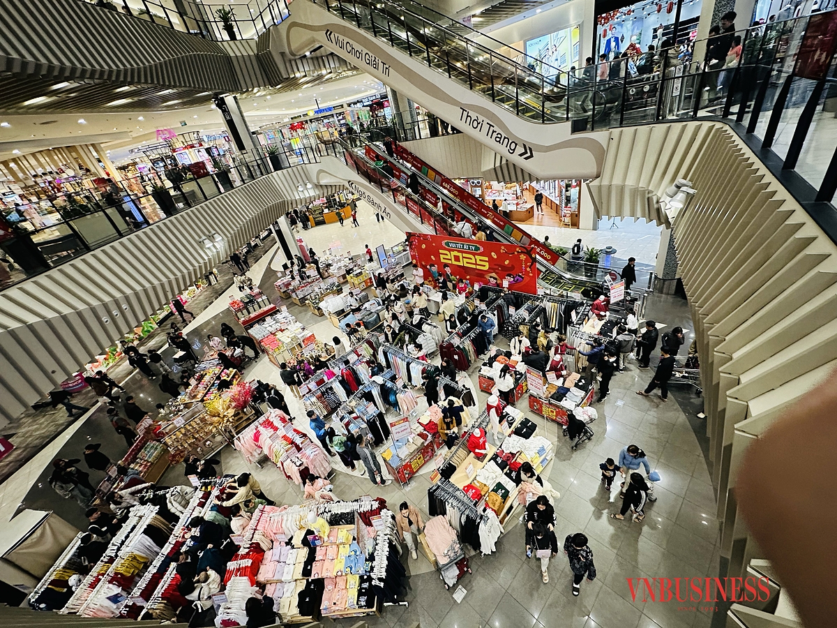 Không khí mua sắm sôi động dịp Tết 2025 tại một trung tâm thương mại ở Hà Đông, Hà Nội.