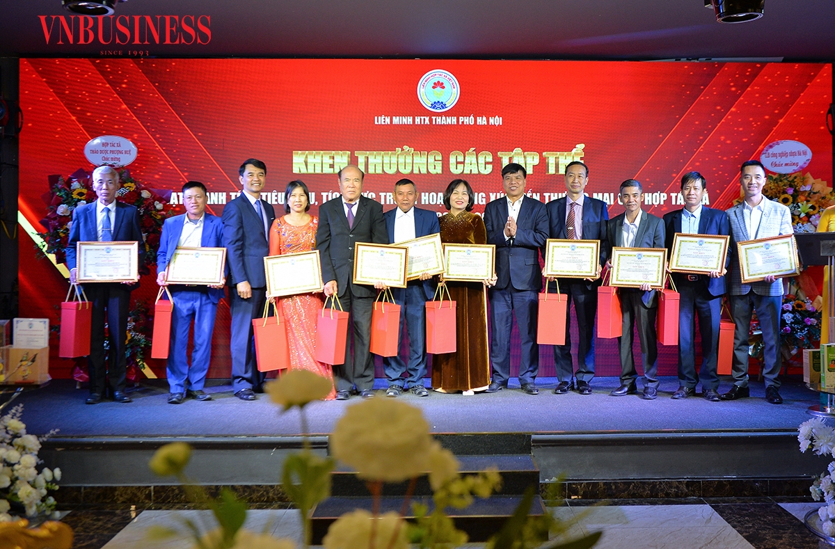 Liên minh HTX TP. Hà Nội khen thưởng 32 tập thể có thành tích tiêu biểu, tích cực trong công tác xúc tiến thương mại cho HTX giai đoạn 2021–2025.