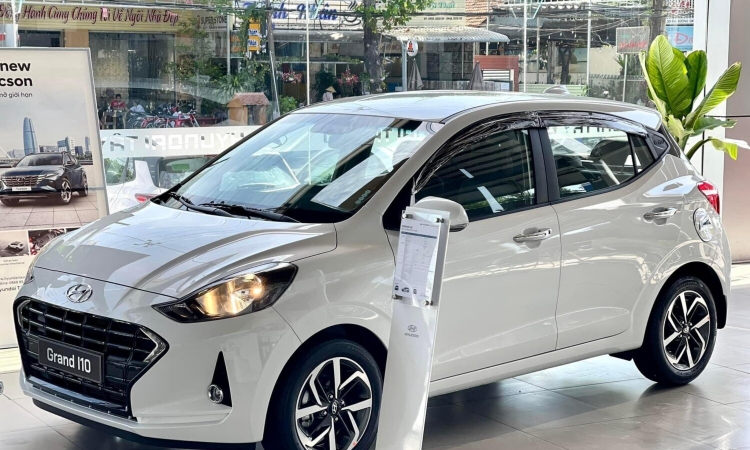 Xe xăng cỡ nhỏ lao dốc không phanh giữa làn sóng xe điện