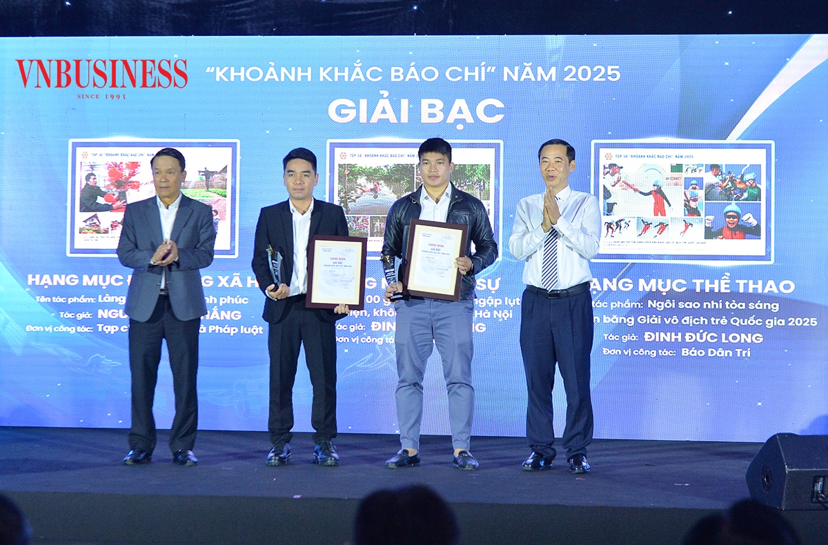 Ông Nguyễn Thái Học, Phó Bí thư Đảng ủy Mặt trận Tổ Quốc, các đoàn thể Trung ương và ông Nguyễn Đức Lợi, Nguyên Uỷ viên trung ương Đảng, Phó Chủ tịch Thường trực Hội Nhà báo Việt Nam trao Giải Bạc cho các tác giả đạt giải.