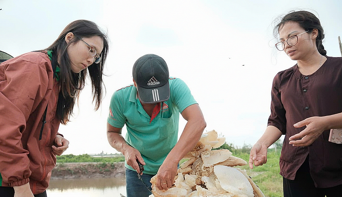 Giám đốc HTX Khang Tường &lpar;bên phải&rpar; kiên trì ứng dụng công nghệ và sản xuất bền vững.