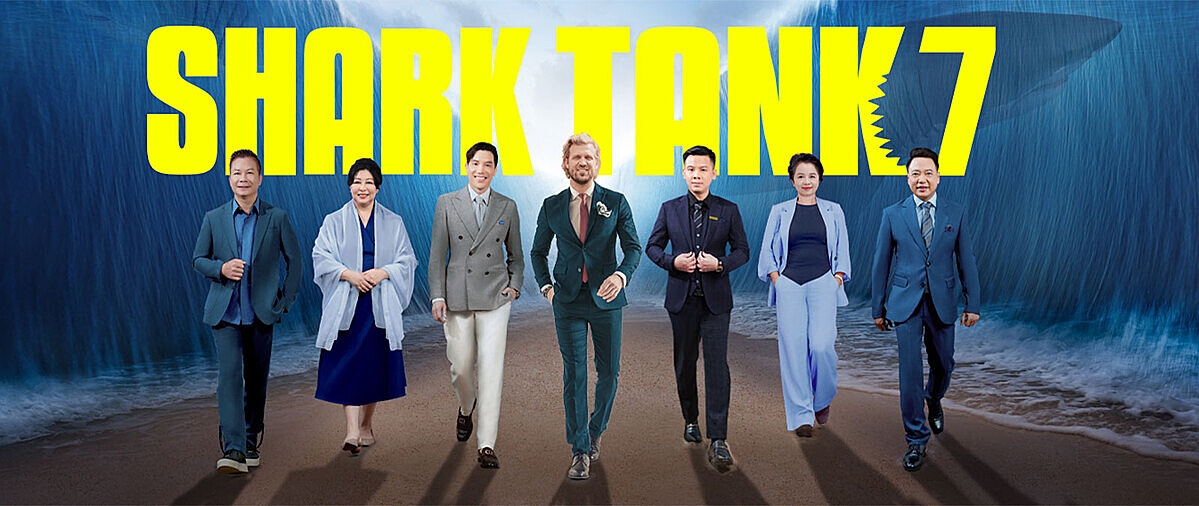 Ông Nguyễn Hòa Bình &lpar;Shark Bình, ngoài cùng bên phải&rpar; một nhân vật nổi tiếng trong nhiều mùa Shark Tank đã bị khởi tố về hành vi lừa đảo, vi phạm kế toán.