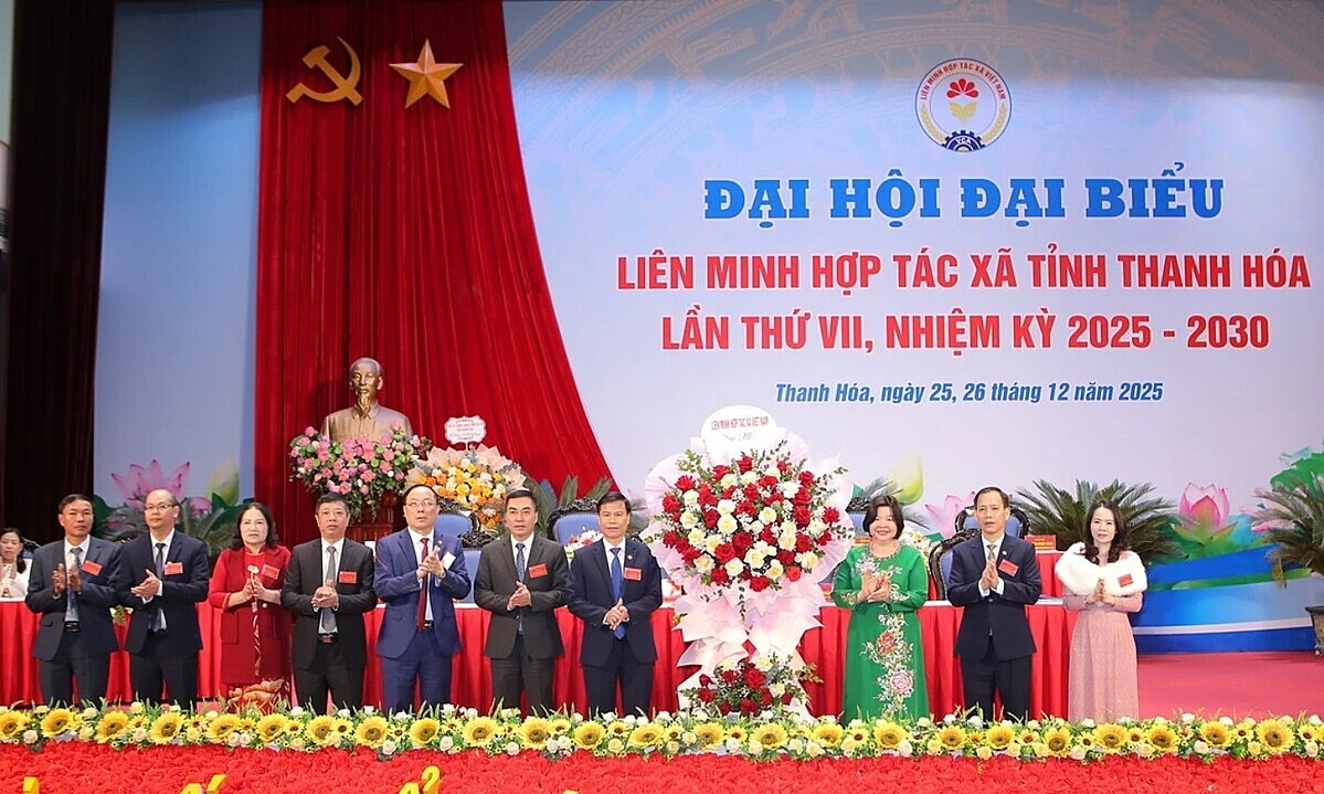 Chủ tịch Liên minh HTX Việt Nam Cao Xuân Thu Vân tặng lẵng hoa chúc mừng Đại hội.