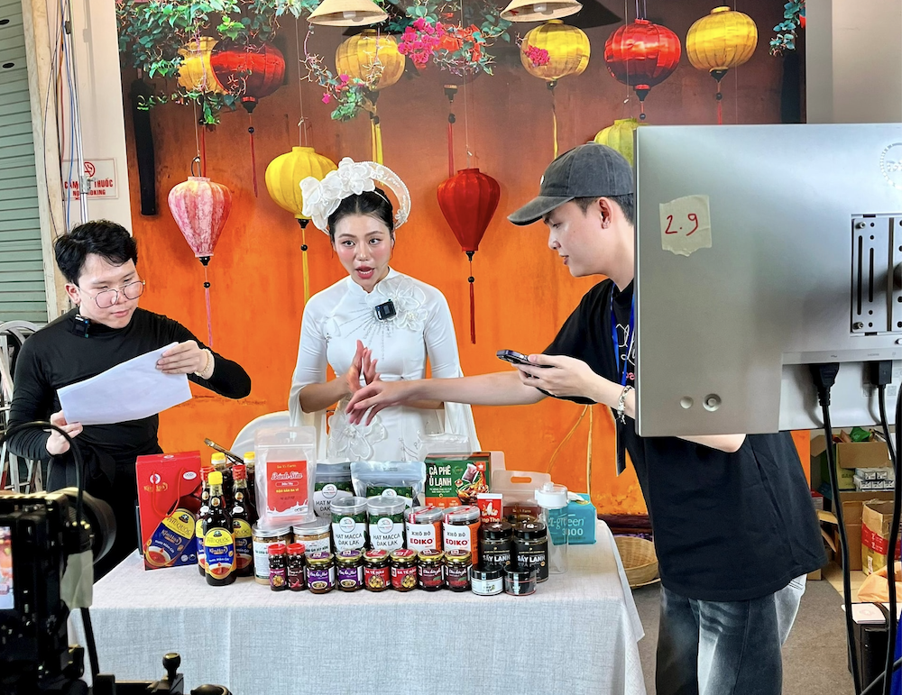 Bộ Tài chính siết chặt quản lý thuế livestream, tập trung kiểm tra KOL, KOC và hàng hóa trực tuyến.