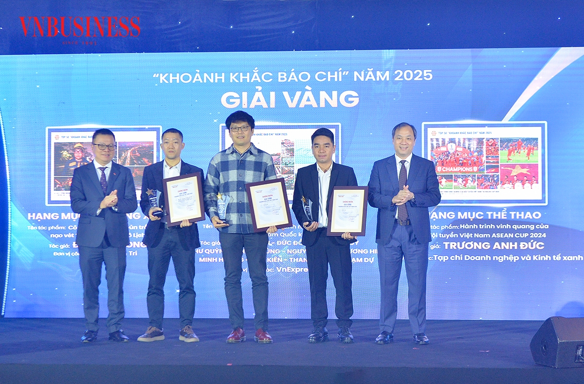 Ông Lê Quốc Minh, Uỷ viên Trung ương Đảng, Tổng biên tập Báo Nhân dân, Phó Trưởng ban Tuyên giáo và Dân vận Trung ương, Chủ tịch Hội Nhà báo Việt Nam và TS.Hoàng Trung Dũng, Uỷ viên Trung ương Đảng, Tổng Biên tập Tạp chí Cộng sản trao Giải Vàng cho các tác giả đạt giải.