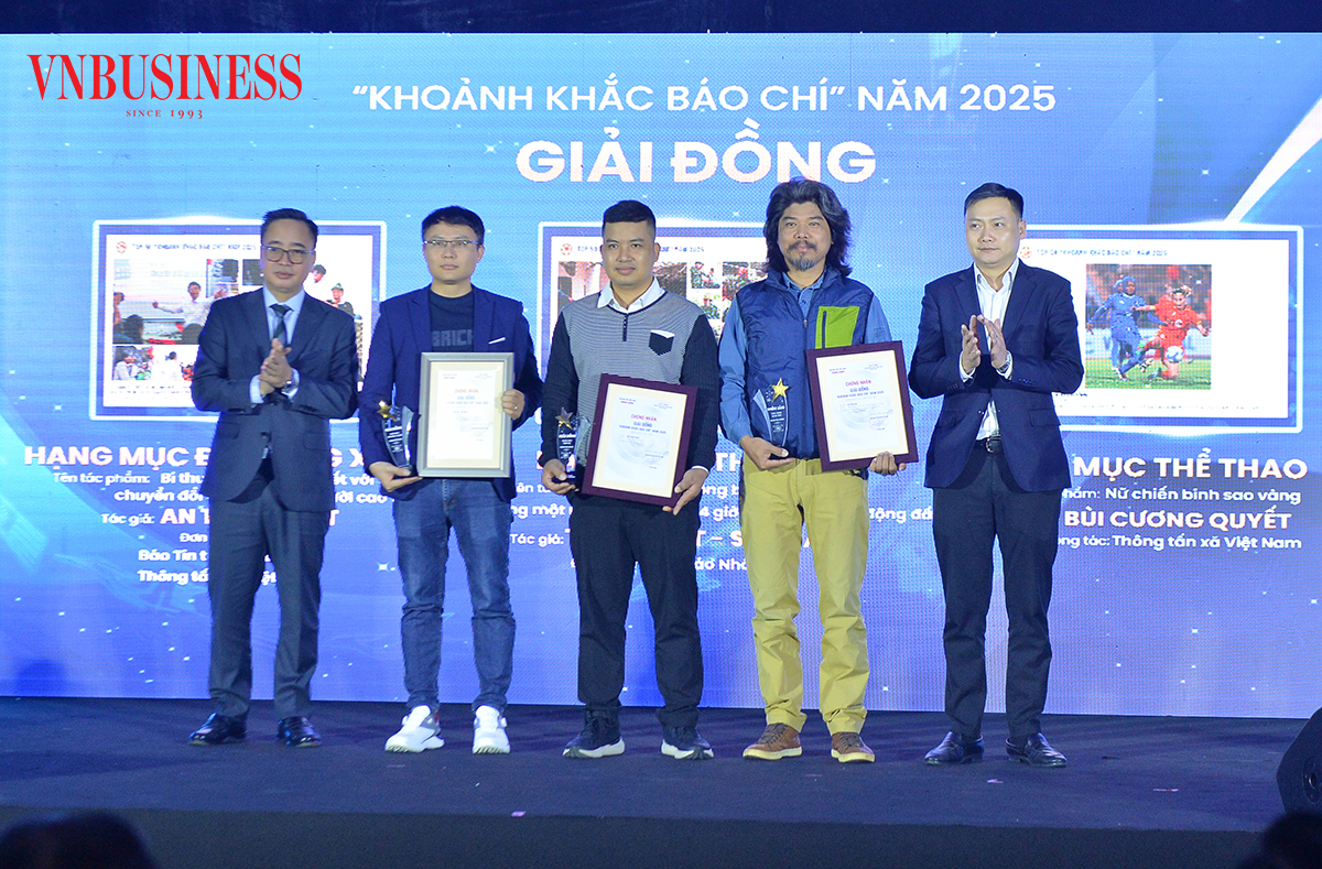 Ông Phạm Mạnh Hùng, Phó Tổng giám đốc Đài Tiếng nói Việt Nam và ông Nguyễn Quang Đức, Phó Trưởng ban Tuyên giáo và Dân vận, Đảng uỷ Mặt trận Tổ quốc, các đoàn thể trung ương trao Giải Đồng cho tác giả đạt giải.