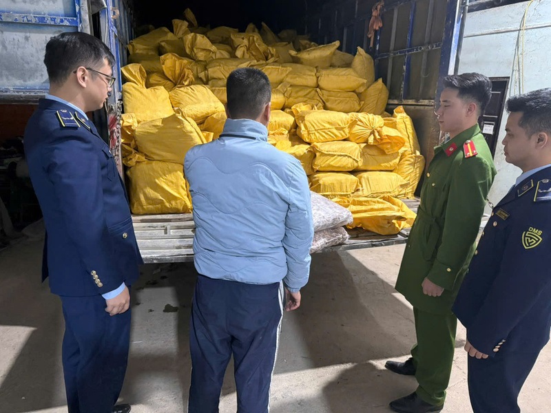 Phòng Cảnh sát kinh tế Công an tỉnh Cao Bằng phối hợp điều tra, phát hiện xe tải đang vận chuyển 11.820 kg chân gà đông lạnh.