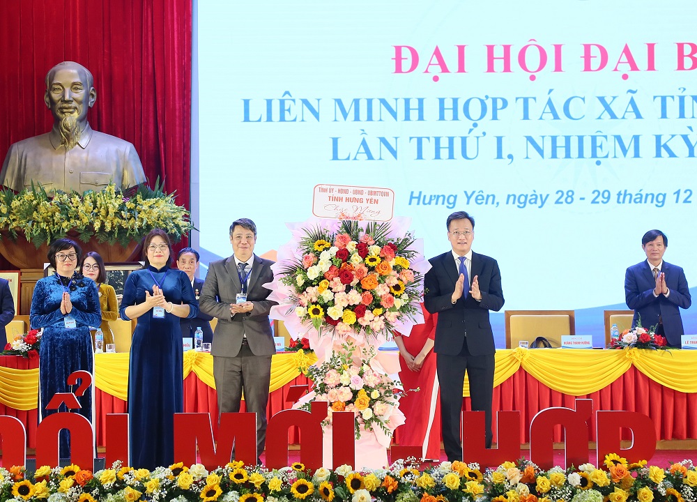 Ông Nguyễn Hữu Nghĩa, Ủy viên Ban Chấp hành Trung ương Đảng, Bí thư Tỉnh ủy Hưng Yên tặng hoa chúc mừng Đại hội.