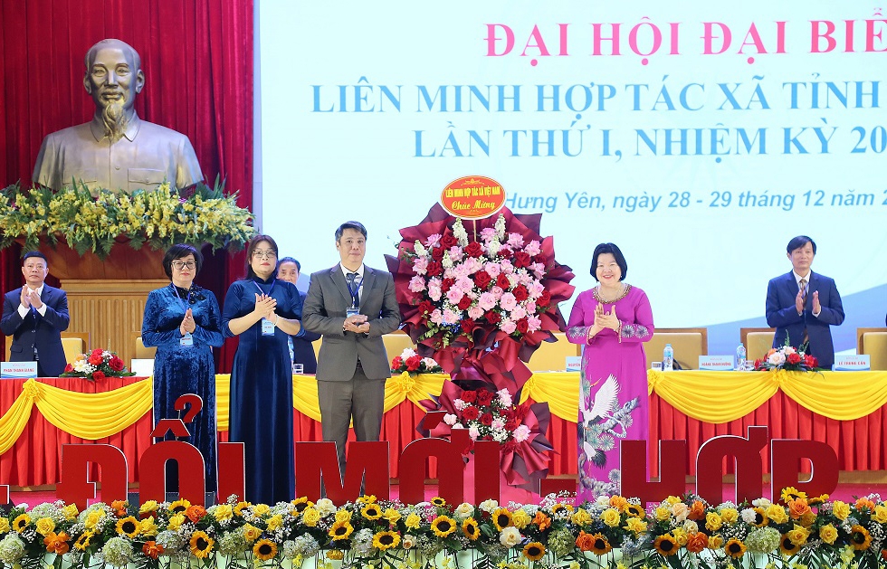 Bà Cao Xuân Thu Vân, Chủ tịch Liên minh HTX Việt Nam tặng hoa chúc mừng Đại hội.