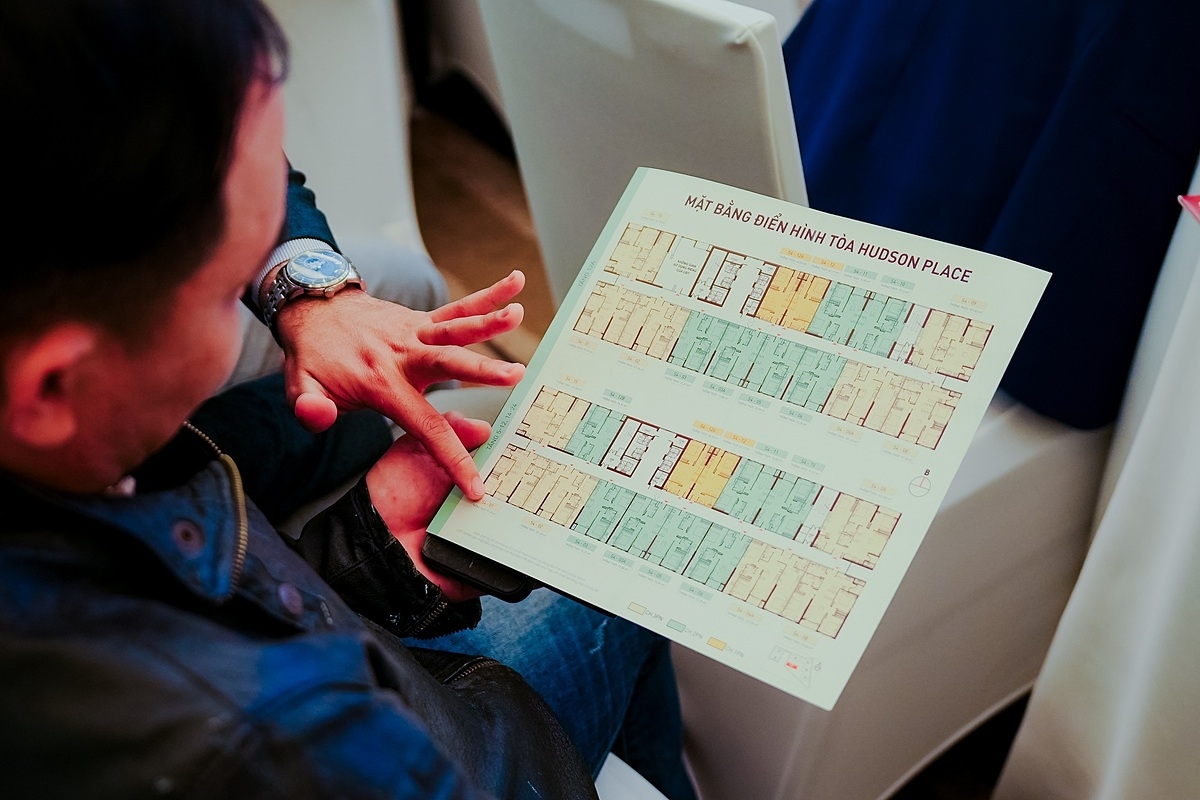 Các nhà đầu tư tìm hiểu về tòa Hudson Place mới ra mắt.