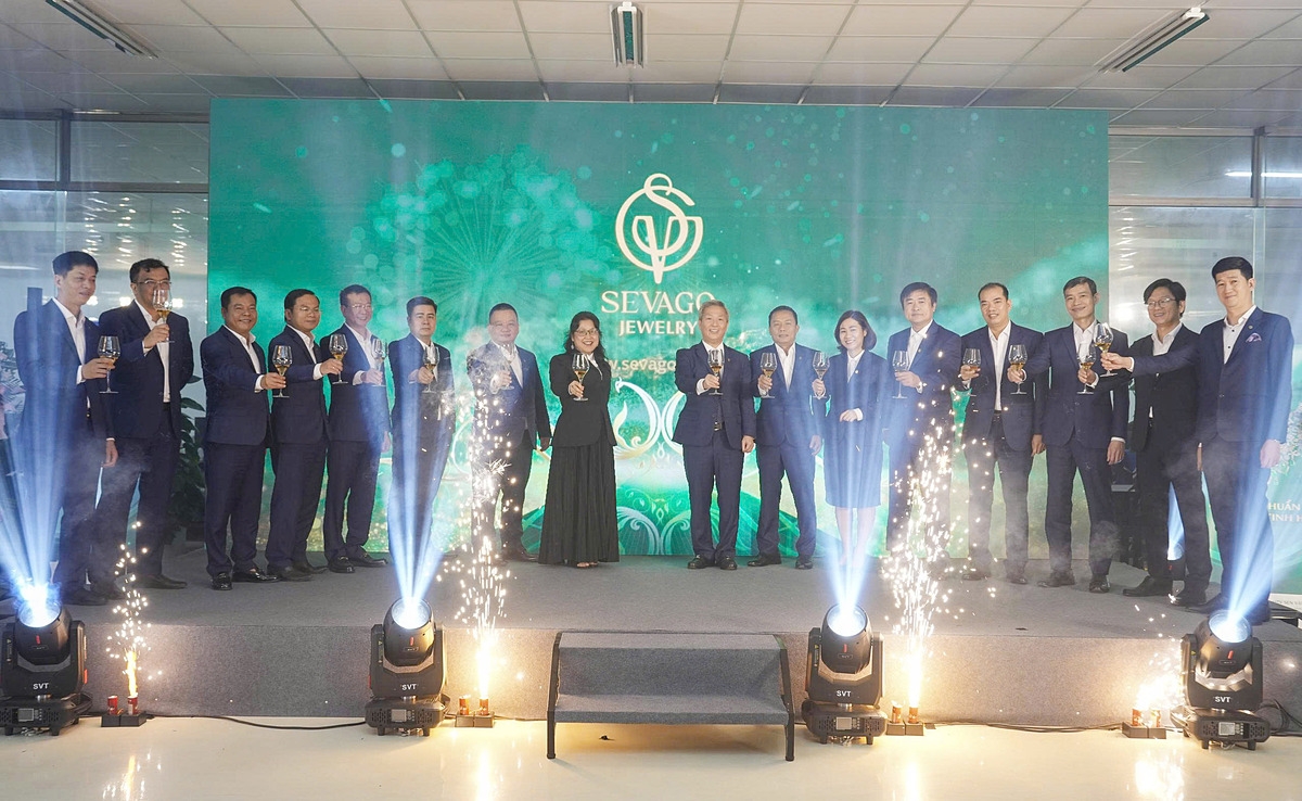 Ban lãnh đạo và các quản lý cấp cao trong hệ thống thực hiện nghi thức ra mắt bộ nhận diện thương hiệu mới của Sevago.