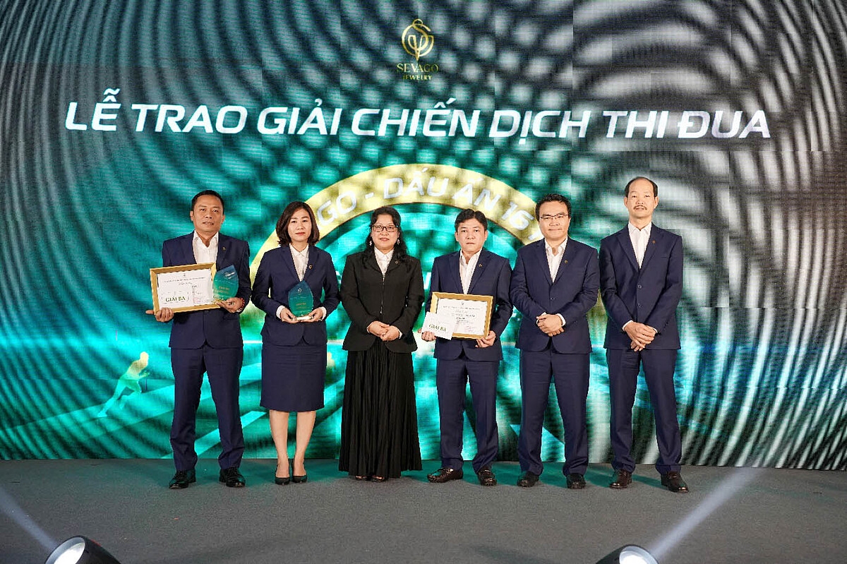 Buổi lễ cũng là dịp công bố kết quả và trao giải thưởng của chiến dịch thi đua “Sevago: Dấu ấn 16 năm – 16 ngày bứt tốc”. Đây là hoạt động nổi bật chào mừng 16 năm thành lập Công ty, thể hiện quyết tâm và khí thế đổi mới của toàn bộ hệ thống.