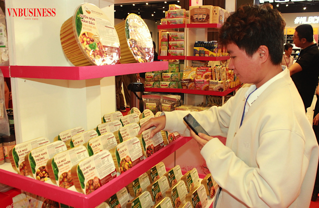 Khách hàng bây giờ quyết định rất nhanh, nhưng không phải là quyết định bốc đồng. Họ nhìn – so sánh – tính toán trong vài giây khi đứng trước kệ hàng.