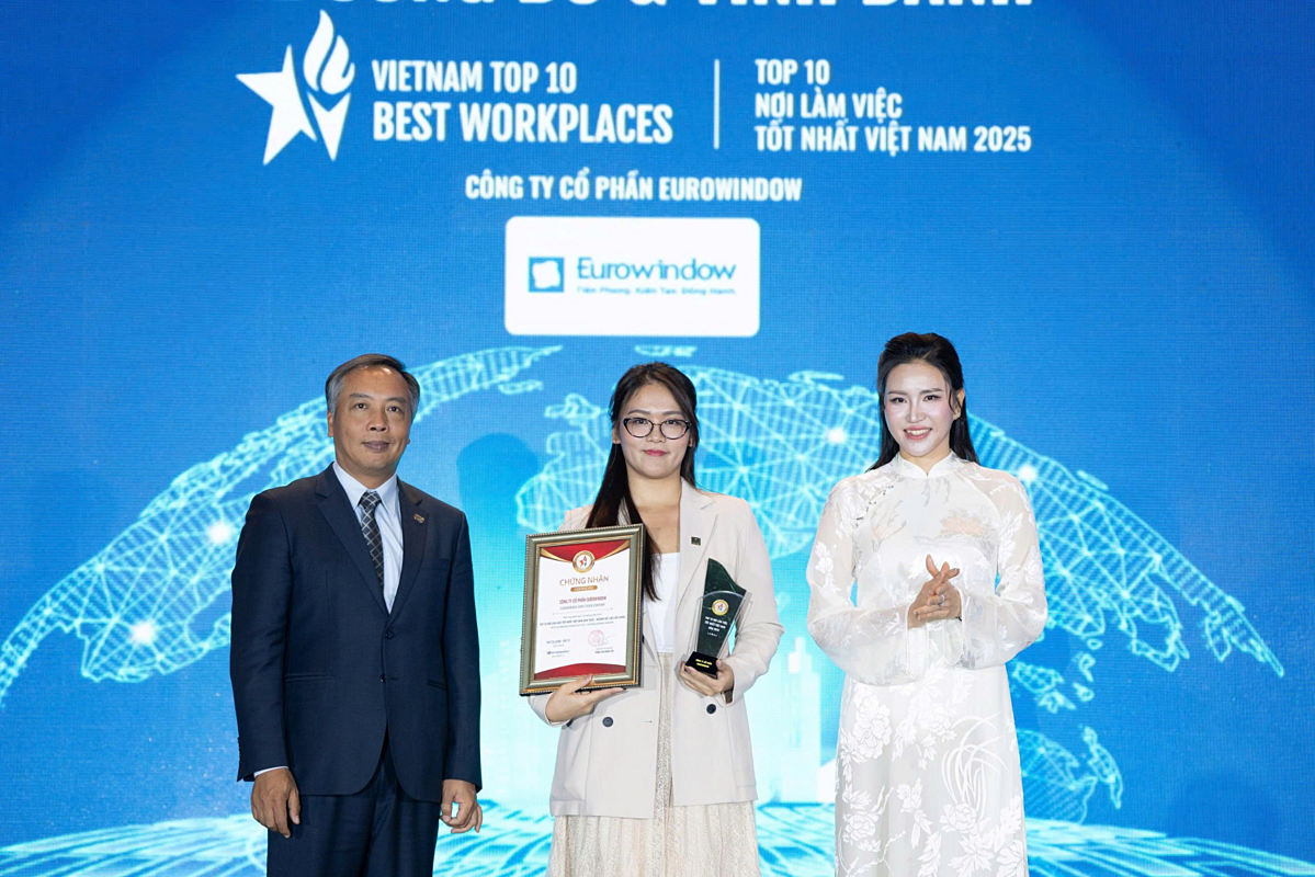 Đại diện Eurowindow nhận giải thưởng Top 10 Nơi làm việc tốt nhất Việt Nam 2025 ngành Vật liệu xây dựng.