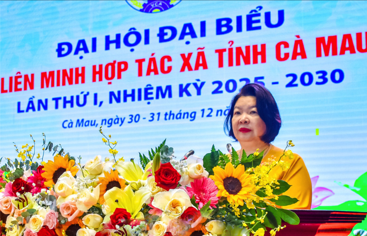 Ms. Cao Xuan Thu Van, President of Vietnam Cooperative Alliance, addresses the Congress.