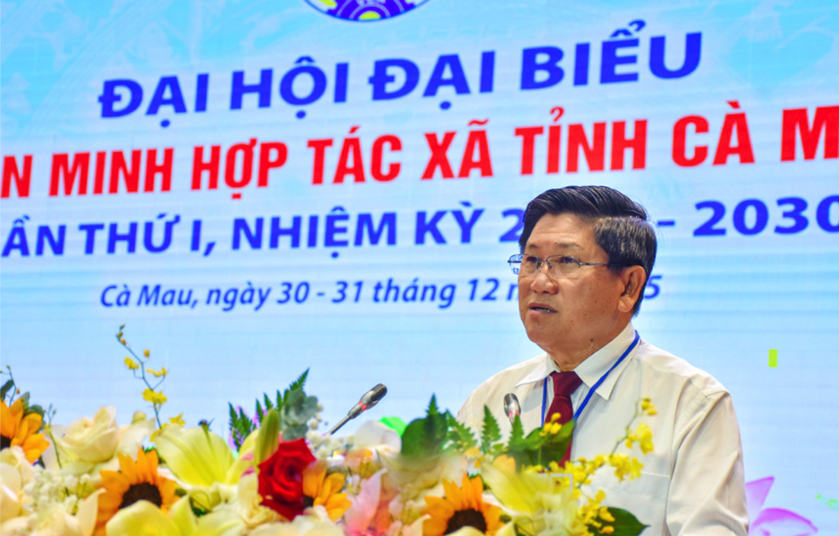Mr. Le Van Su, Vice Chairman of the Ca Mau People’s Committee, delivers a speech at the Congress.