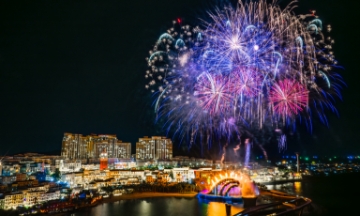 Pháo hoa thắp sáng bầu trời Thị trấn Hoàng Hôn 365 ngày trong năm.