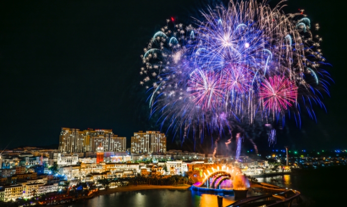 Pháo hoa thắp sáng bầu trời Thị trấn Hoàng Hôn 365 ngày trong năm.