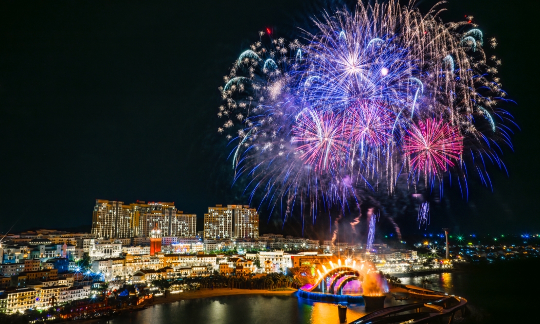 Pháo hoa thắp sáng bầu trời Thị trấn Hoàng Hôn 365 ngày trong năm.