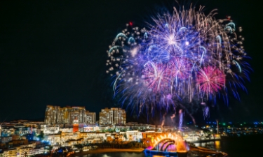 Pháo hoa thắp sáng bầu trời Thị trấn Hoàng Hôn 365 ngày trong năm.