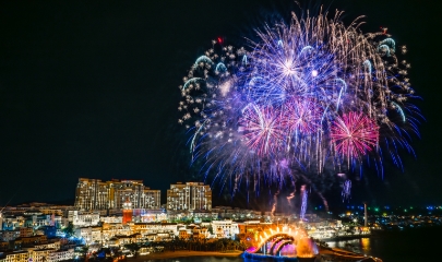 Pháo hoa thắp sáng bầu trời Thị trấn Hoàng Hôn 365 ngày trong năm.