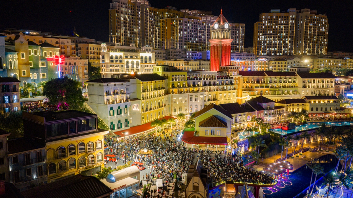 Các điểm đến tấp nập du khách ngày đầu năm.