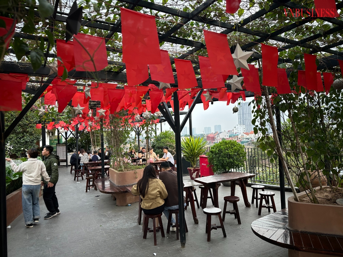 Quán cà phê tại Bát Tràng đông khách ngày đầu năm.