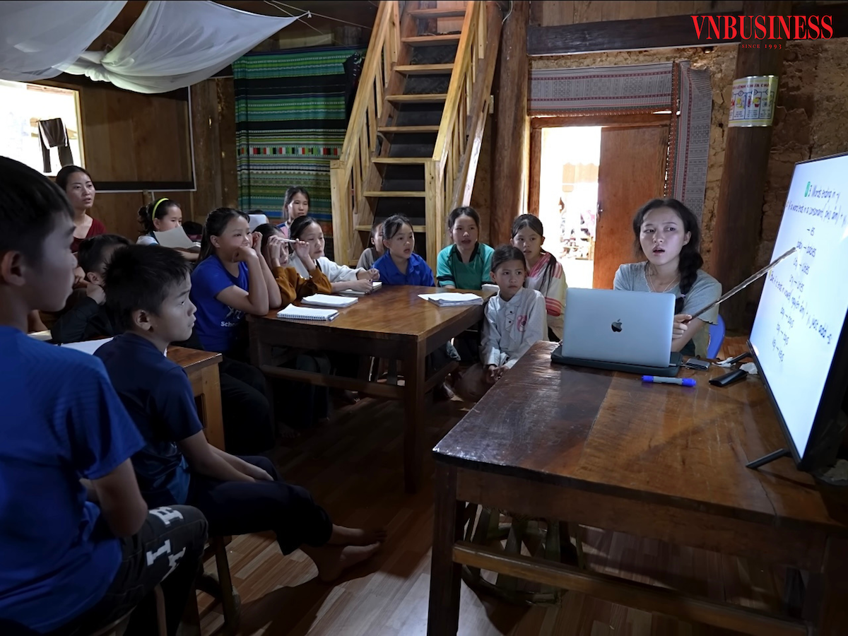 Các thành viên HTX mở các buổi dạy tiếng Anh cho trẻ nhỏ trong bản, minh chứng rõ nét nhất cho thứ vốn đáng quý: lòng dân.