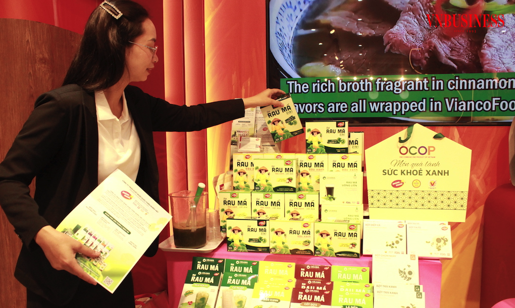 Chị Nguyễn Ngọc Hương với sản phẩm bột rau má sấy lạnh đã chinh phục người tiêu dùng ở Châu Âu nhờ vào đổi mới sáng tạo.