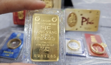 Vàng nhẫn ‘đắt’ hơn vàng miếng 500.000 đồng/lượng