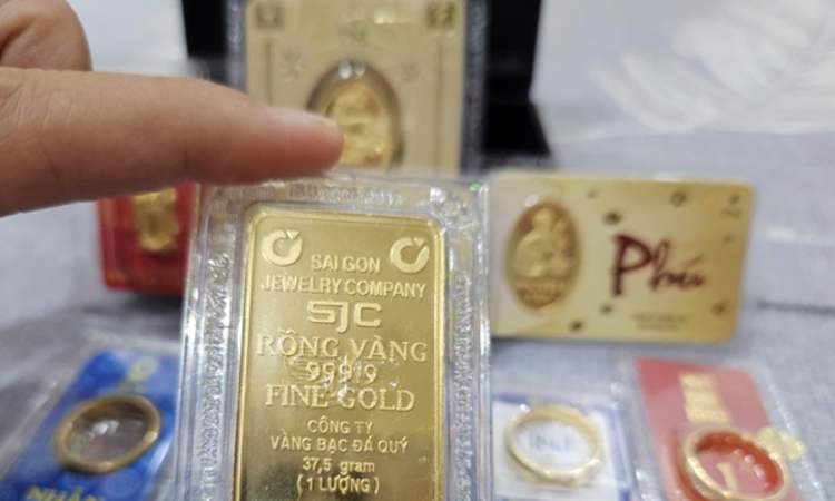 Vàng nhẫn ‘đắt’ hơn vàng miếng 500.000 đồng/lượng