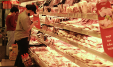 “Cơn bão” phốt thịt bẩn đang khiến niềm tin của người tiêu dùng dao động, gây thêm thế khó cho các DN thực phẩm.