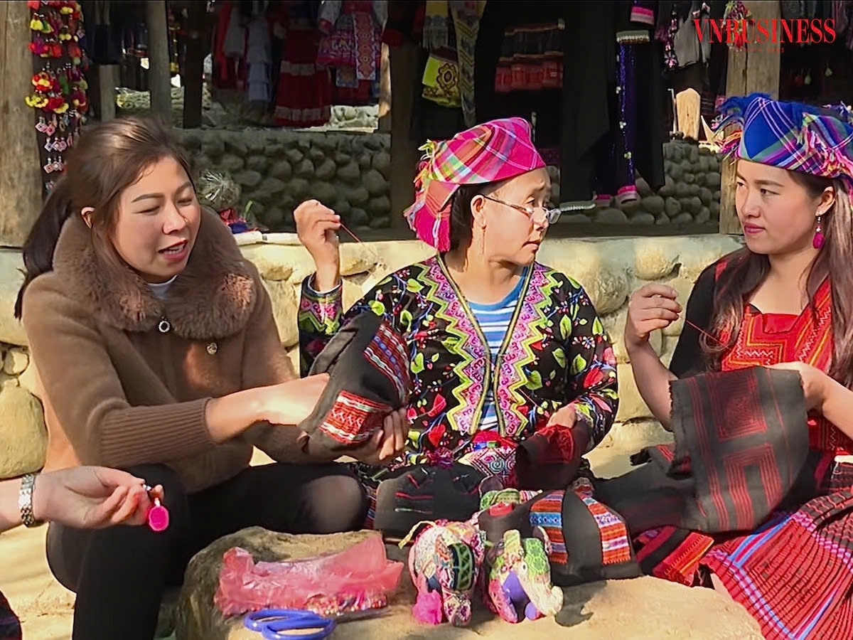 Khách du lịch hòa mình vào không gian nghề truyền thống Sin Suối Hồ qua từng đường kim, mũi chỉ.