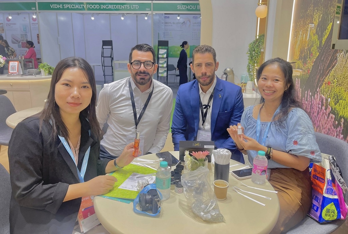 Đoàn Thị Kiều Vân - Giám đốc Công ty TNHH Mỹ phẩm Vtcos (bìa trái) bên những sản phẩm làm đẹp được làm từ phụ phẩm nông nghiệp.