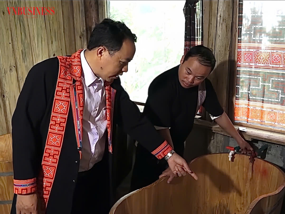 Giám đốc HTX Hảng A Xà (bên trái) trực tiếp theo dõi từng công đoạn phục vụ du khách.