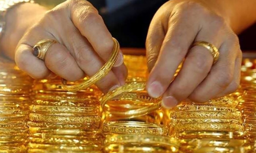 Giá vàng trong nước đồng loạt điều chỉnh giảm, ngược xu hướng thế giới.