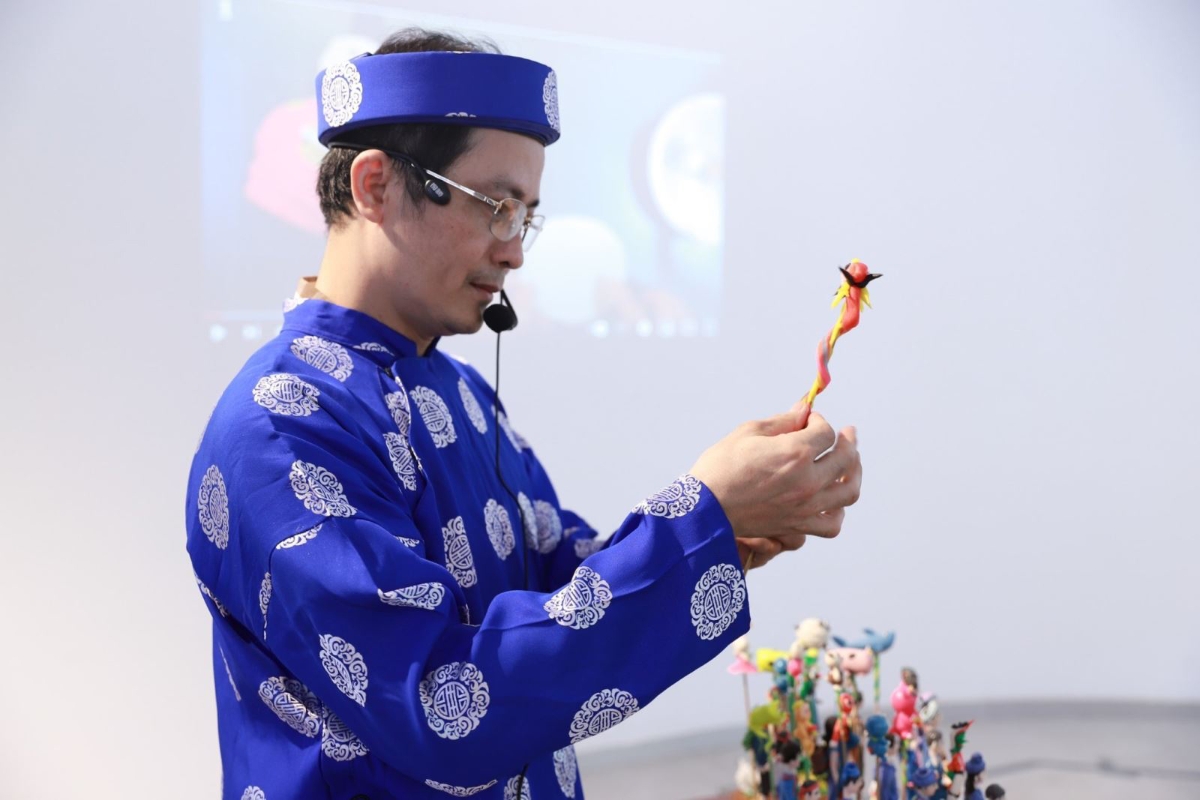 Nhờ đổi mới tư duy, nghệ nhân làng Xuân La đưa tò he từ chợ quê ra thế giới, đón đầu những vận hội mới.