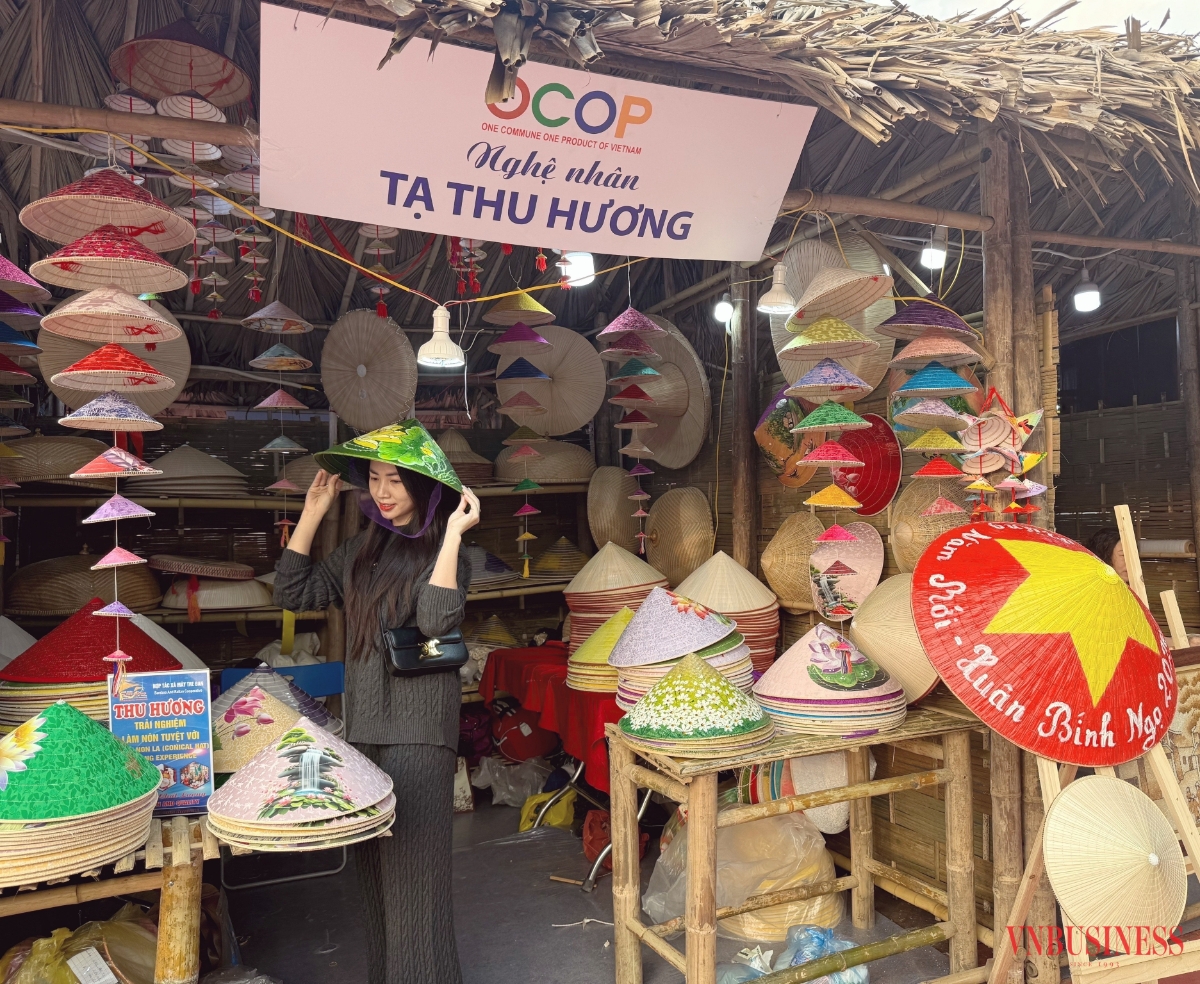 Việc tham gia các hội chợ, sự kiện văn hóa, hợp tác với các đơn vị du lịch và bước vào không gian số giúp sản phẩm nón lá tiếp cận được nhóm khách hàng có khả năng chi trả cao hơn.