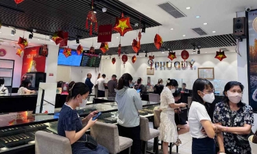 Người dân đổ xô đi