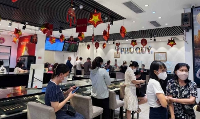 Người dân đổ xô đi