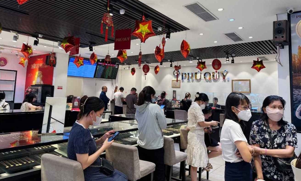 Người dân đổ xô đi