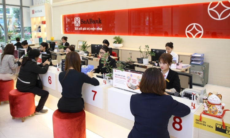Ngược chiều trong giao dịch của người thân Phó Chủ tịch SeABank