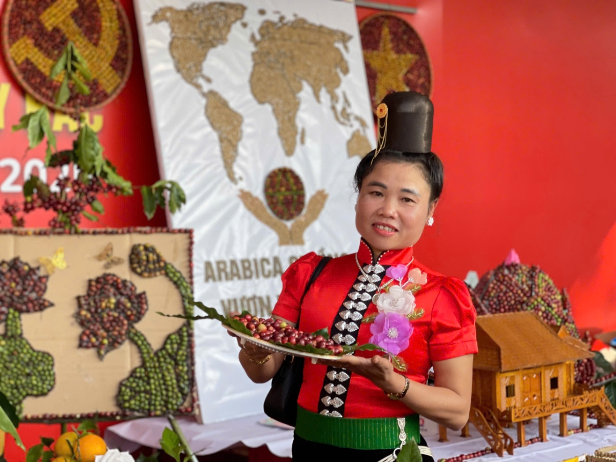 Chị Cà Thị Thương - Trưởng bản Tam Quỳnh, phường Chiềng An (tỉnh Sơn La).